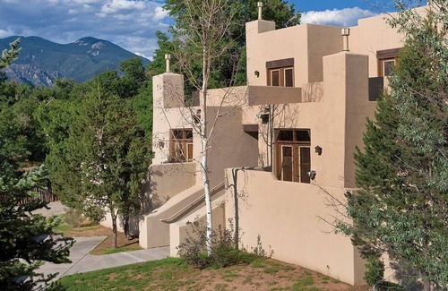 Taos Condo | Studio Deluxe Condo Fishing, Golf, & Hiking