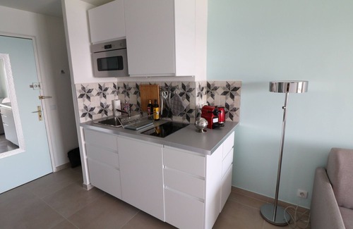 Cannes La Bocca Apartment | Studio facing the sea Panoramic view. Direct access to the beach
