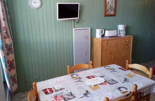 Besse-et-Saint-Anastaise Apartment | STUDIO AU PIED DES PISTES 22 TB