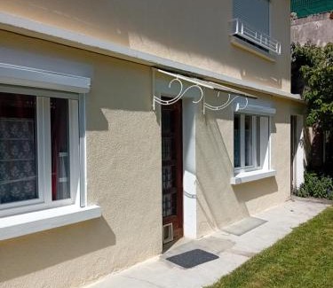Saint-Alban-sur-Limagnole Apartment | Studio et espace vert et terrasse