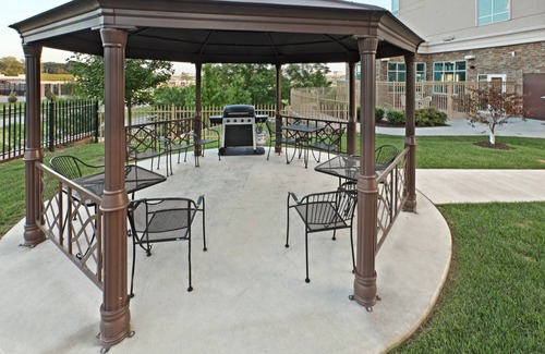 Rogers Apartment | Studio | Free Breakfast + Fitness Center