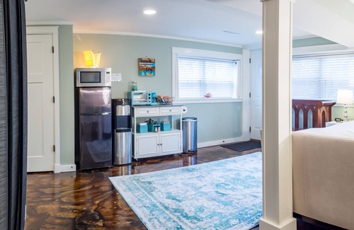 Columbia Apartment | Studio Guest Suite With Separate Entrance, Patio, Stylish Decor and + Amenities
