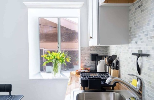 Hollywood Hills Apartment | Studio Hideaway in Beachwood