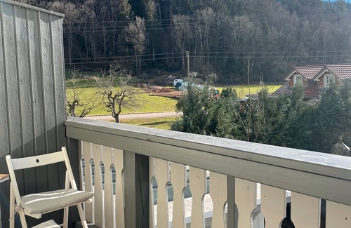 Ibental Apartment | Studio 'Home Sweet Home' with Mountain View, Balcony and Wi-Fi