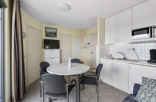 Blankenberge Apartment | Studio in Blankenberge with Beach Cabin