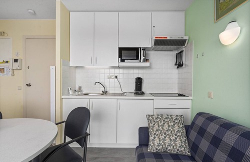 Blankenberge Apartment | Studio in Blankenberge with Beach Cabin