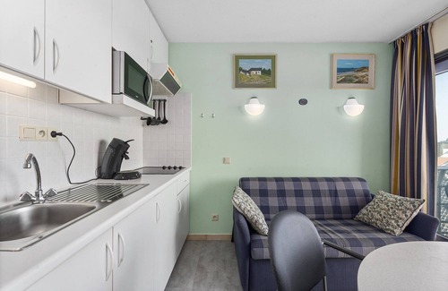 Blankenberge Apartment | Studio in Blankenberge with Beach Cabin