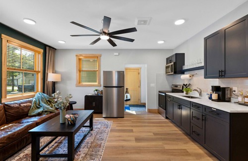 Black Mountain Apartment | Studio in DT Black MTN Walk to food!