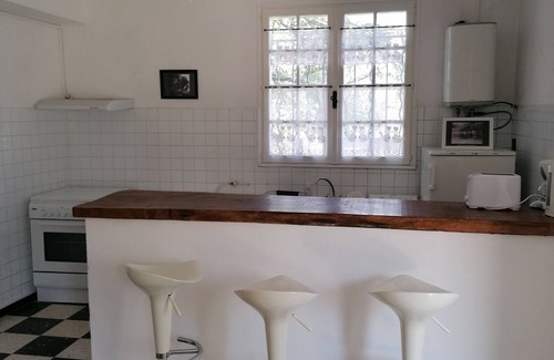 Maubec Apartment | Studio in the countryside
