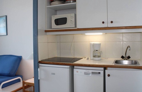Villeneuve Loubet Beach Apartment | Studio in Villeneuve-Loubet Plage with Private Parking, Sleeps 2/4
