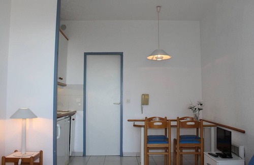 Villeneuve Loubet Beach Apartment | Studio in Villeneuve-Loubet Plage with Private Parking, Sleeps 2/4