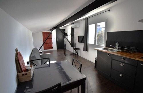 Meze Apartment | Studio industriel à 50 m de la plage et du port