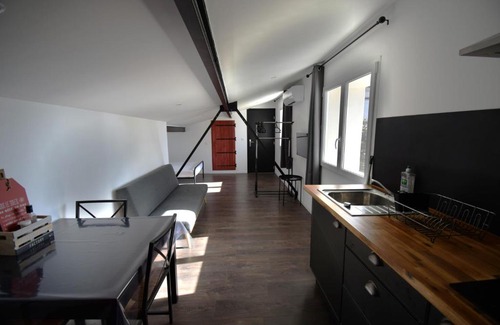 Meze Apartment | Studio industriel à 50 m de la plage et du port