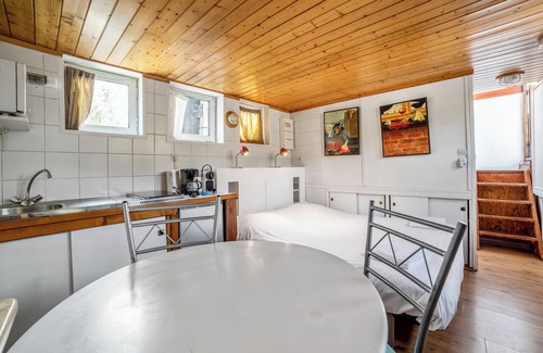 2nd Arrondissement Apartment | Studio insolite sur Péniche, Le Carre, au coeur De Lyon