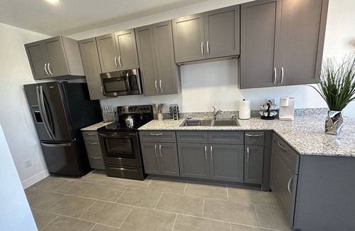 Madison Apartment | Studio l Queen l New Build l Garage l Patio | W/D