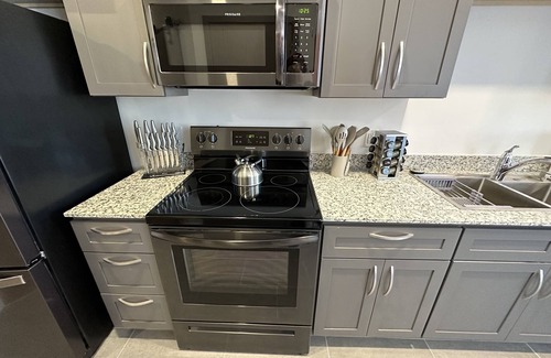 Madison Apartment | Studio l Queen l New Build l Garage l Patio | W/D