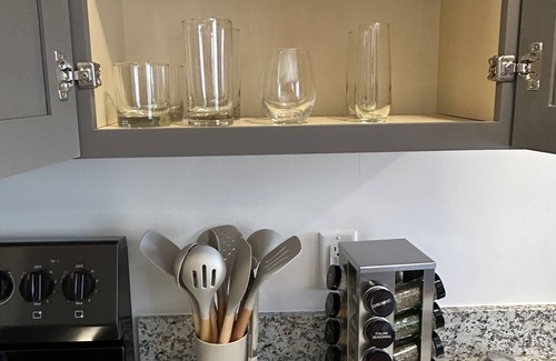 Madison Apartment | Studio l Queen l New Build l Garage l Patio | W/D