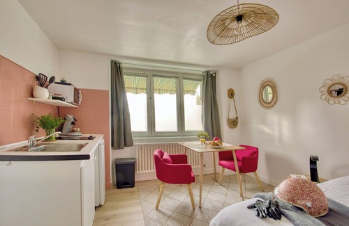 Lannion Apartment | Studio Le Coquet: bright and comfortable right in the center of town - Large bed
