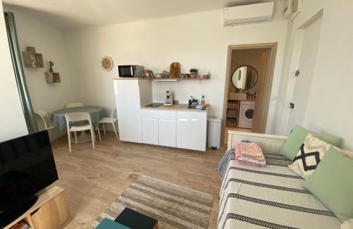 Les Sablettes Apartment | Studio le Monroe les pieds dans l'eau 10 m de la mer