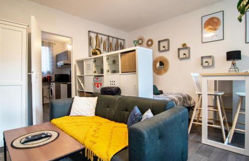 Anatole France Danton Apartment | Studio "Le Nid Douillet" - Tout Confort à Proximité de la Gare - Tram à 5 min