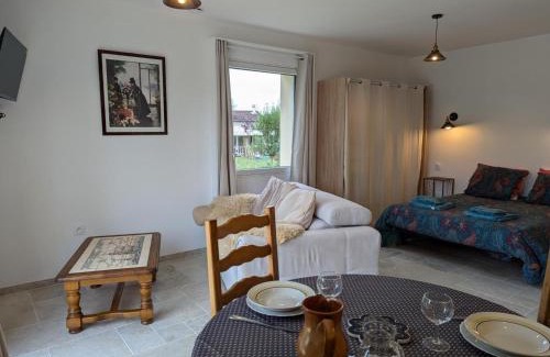 Baignes-Sainte-Radegonde Apartment | Studio moderne avec terrasse, parking et WIFI - FR-1-653-262