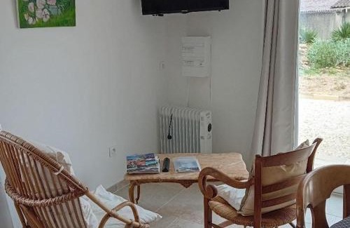 Baignes-Sainte-Radegonde Apartment | Studio moderne avec WiFi et parking à Baignes - FR-1-653-270