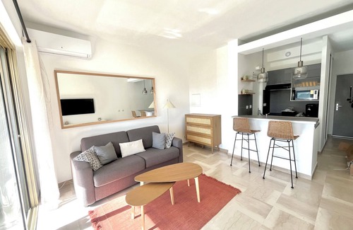 Villeneuve Loubet Beach Apartment | Studio Marina Baie - sea and garden view - air conditioning