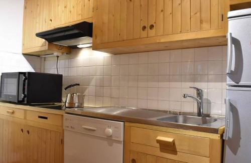 Meribel Apartment | Studio mezzanine 5 pers. à Méribel, 100m des pistes, proche commerces - Balcon, parking, casier à skis - FR-1-180-366