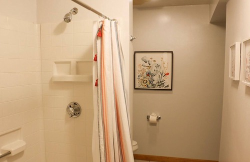 Beverly Apartment | ♥Studio Minutes to Salem,Beach+Train to Boston!♥