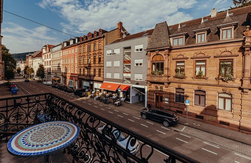 Weststadt House | Studio mit Balkon und Eigener Voll Ausgestatteter Kochnische