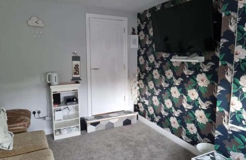 Sunderland Apartment | Studio Near Beach Garden Parking PetsOK