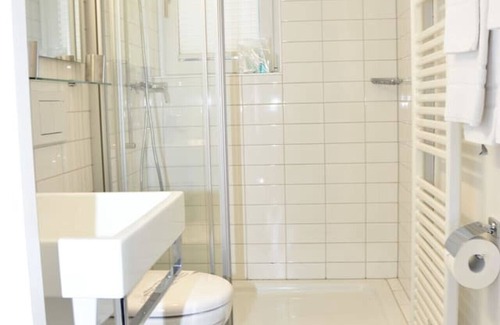 Seefeld Apartment | Studio near Lake - Flower 02