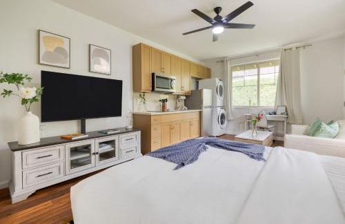 Makaha Valley House | Studio Nene by AvantStay Chic Cozy King Bed