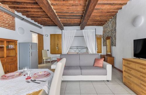 Portoferraio Old Town Apartment | Studio 'Nido D'amore' with Wi-Fi and Air Conditioning