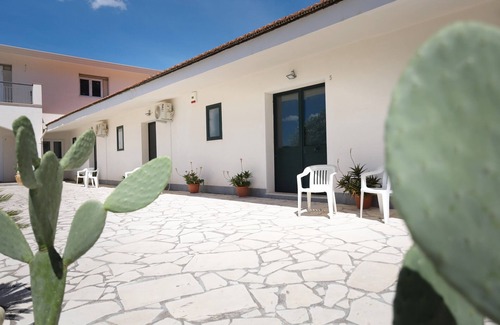 Noto Historic Centre Apartment | Studio 'Origano - Fiumara Val Di Noto' with Mountain View, Wi-Fi and Air Conditioning