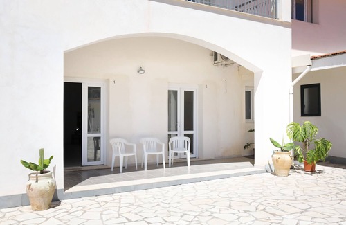 Noto Historic Centre Apartment | Studio 'Origano - Fiumara Val Di Noto' with Mountain View, Wi-Fi and Air Conditioning
