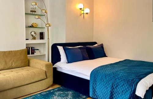 Faubourg-du-Roule Apartment | Studio près des Champs-Élysées