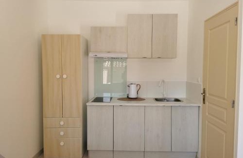 Velleron Apartment | STUDIO PRIVATIF CLIMATISÉ , TERRASSE ET PiSCINE