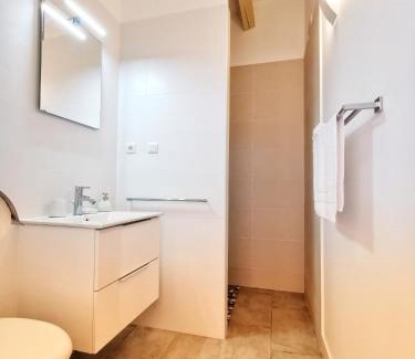 Velleron Apartment | STUDIO PRIVATIF CLIMATISÉ , TERRASSE ET PiSCINE