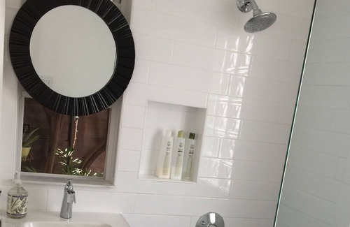 Larchmont Apartment | studio+PRIVATE+Courtyard+BBQ Walkscore 95 stroll to Larchmont village!!