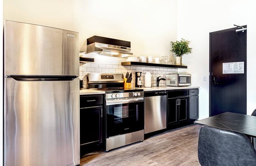 Madison House | Studio Queen in the heart of downtown.