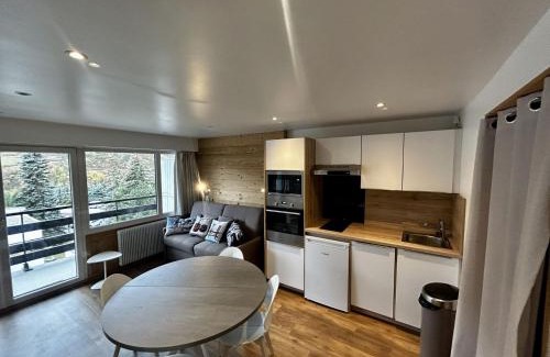 Les Menuires Apartment | Studio rénové avec coin montagne, balcon Sud, au pied des pistes, 4 pers - FR-1-452-360