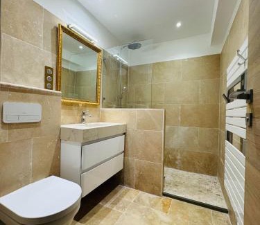 Mougins Apartment | Studio RDJ Piscine Parking