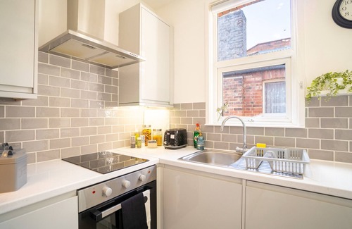 Harrow Apartment | Studio Retreat for 2 in Central Harrow*5