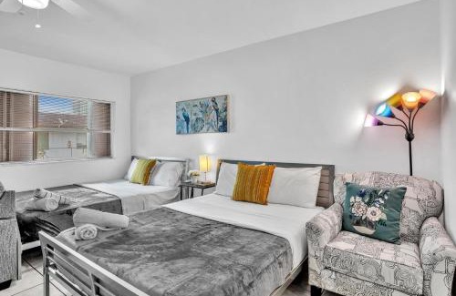 Downtown Hollywood Apartment | Studio Retreat With 2 Queen Beds Hollywood Blvd