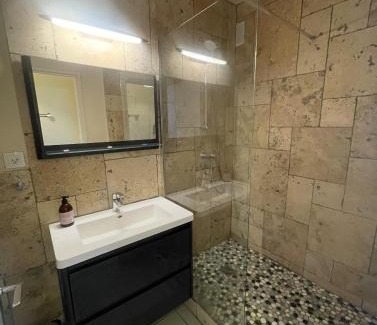 Ferrandiere - Maisons Neuves Apartment | Studio Richelieu 2 et son parking privé