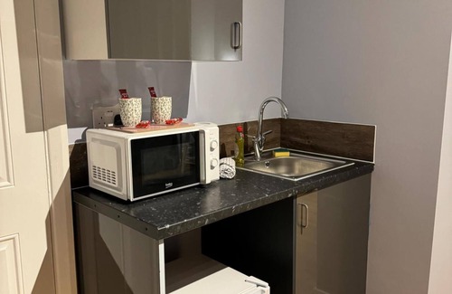 Harrow Road Apartment | Studio - Sleeps 2 - Parking - Close to Paddington