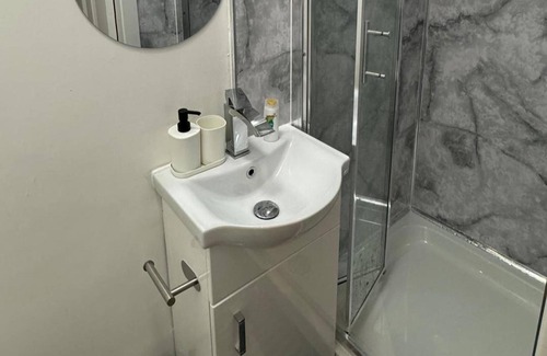 Harrow Road Apartment | Studio - Sleeps 2 - Parking - Close to Paddington