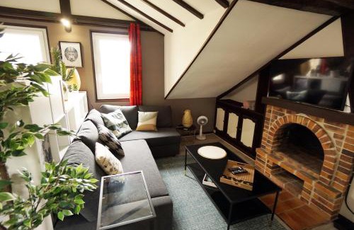 Anatole France Danton Apartment | Studio "Sous les Toits" - Charmant et calme - Gare et Tram à 4 min