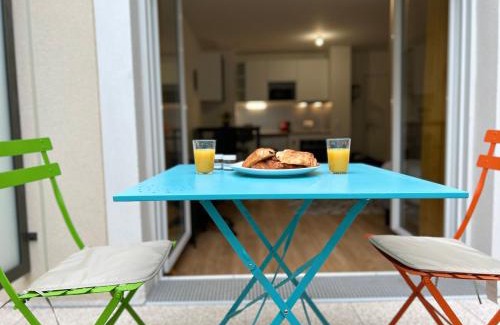 Les Perroquets Apartment | Studio Spacieux 4 Personnes avec Terrasse privée & Bureau - Gare à 4min, Paris en 30min